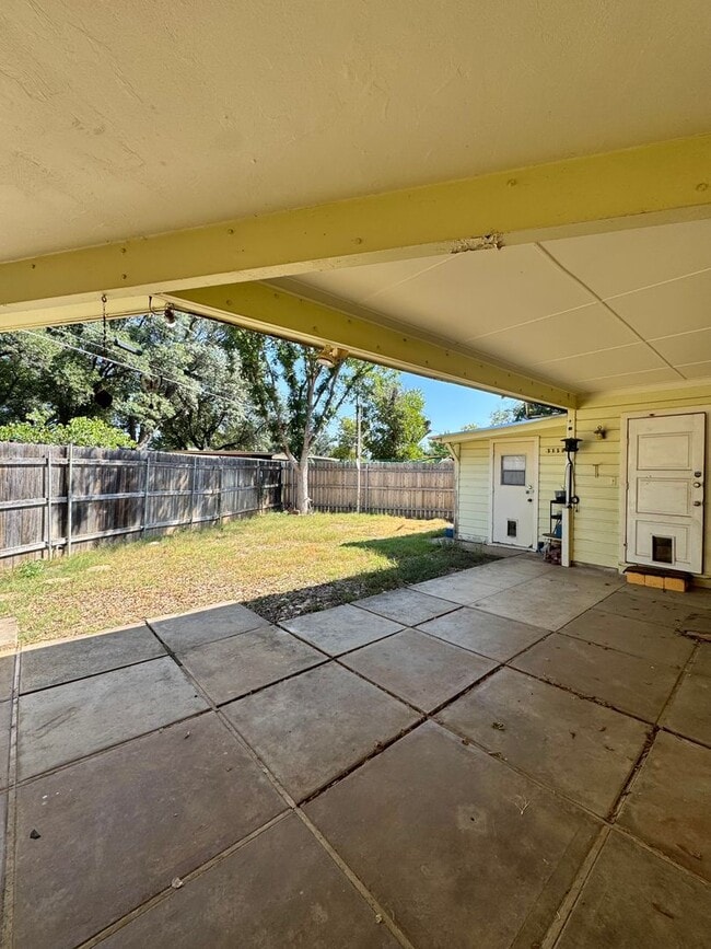 Building Photo - 1 Bedroom Home across from Angelo State Un...