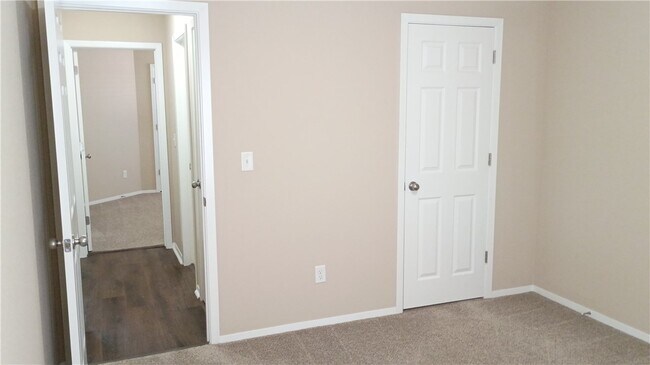 Building Photo - 905 SW Loudon Dr