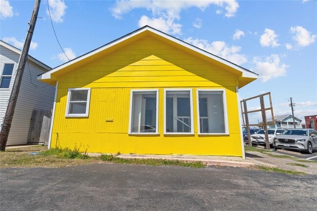 Building Photo - 1522 Seawall Blvd