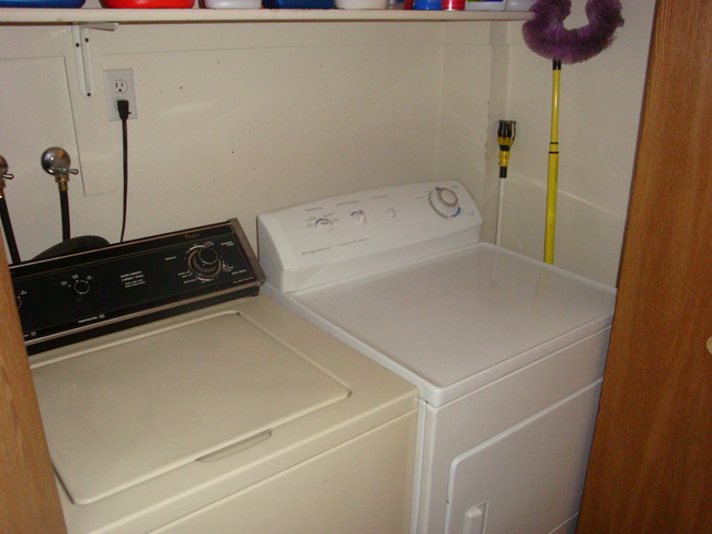 Washer/Dryer - 62 W 700 N