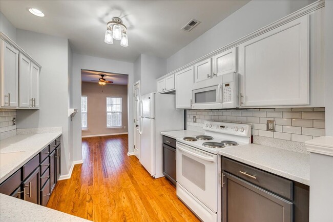 Building Photo - Fabulous 3 bedroom 2.5 bath townhome in Au...