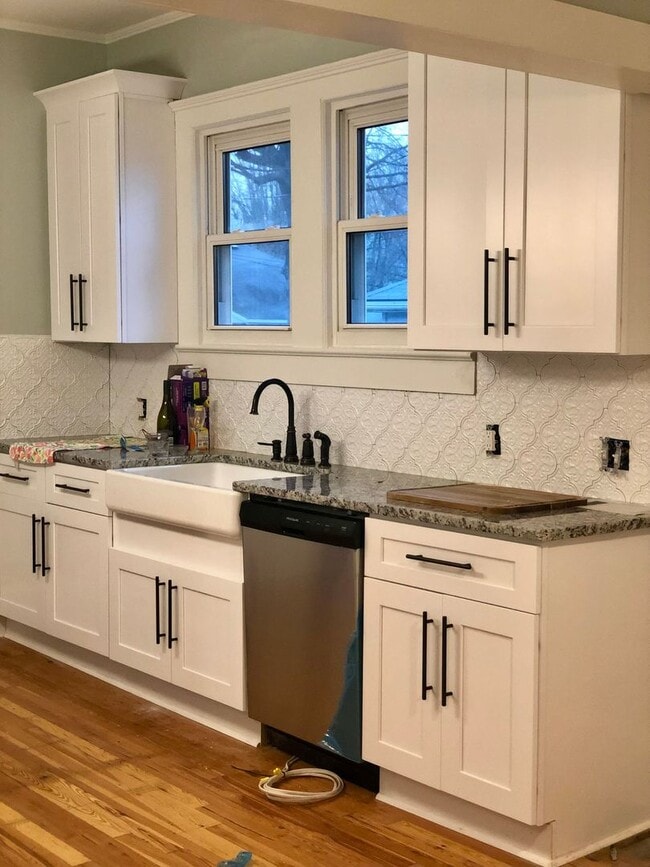 Building Photo - Cute Ranch in Mill Village; Beautifully Maintained.