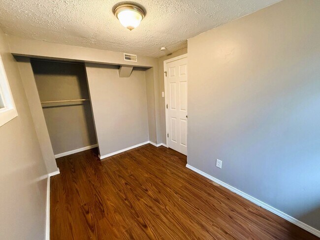 Building Photo - Spacious 3 Bedroom Rental in Florissant - Located on a cul-de-sac!