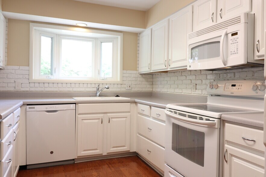Building Photo - 235 Towercliffe Dr