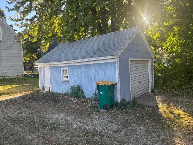 Building Photo - 420 W College St