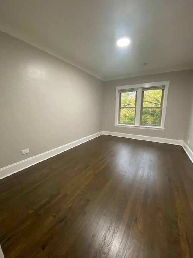 Building Photo - Large newly renovated 2 bedroom condo