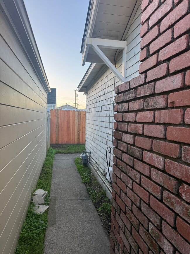 Building Photo - 2015 I St