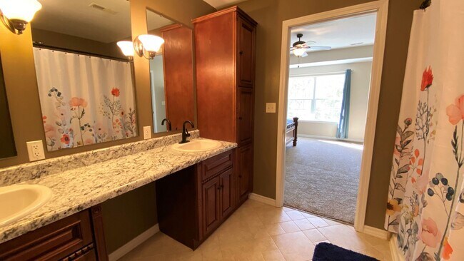 Building Photo - Gorgeous 3 Bedroom, 2 Bathroom Split Level...