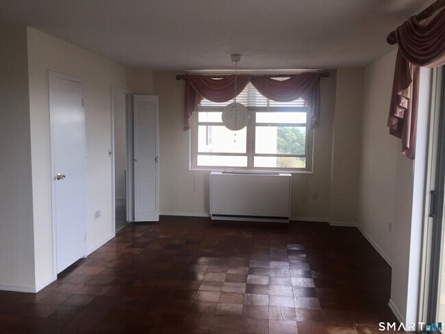 Building Photo - 1 Strawberry Hill Ct