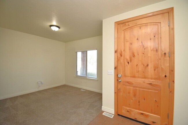 Building Photo - Beautiful 6 Bedroom Home in Riverton!