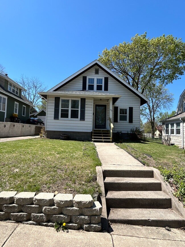 Primary Photo - 1312 Grant Ave