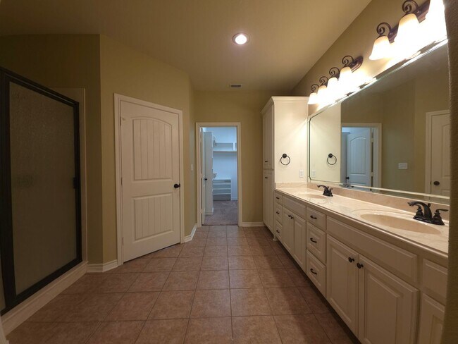 Building Photo - BEAUTIFUL and SPACIOUS 3-bedroom, 2-bathro...