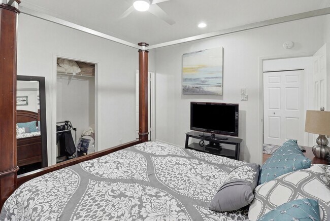 Building Photo - 403 Island Dr