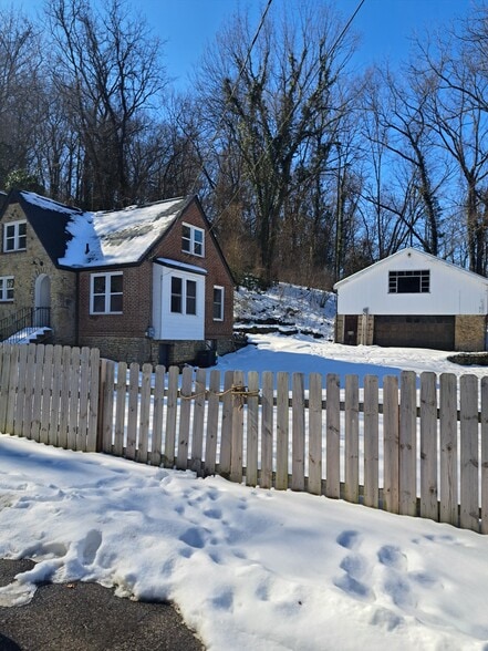 House and Garage - 2231 Graebe Ave