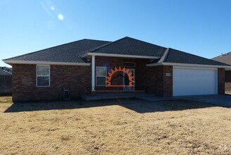 Building Photo - Available now! Beautiful 3 Bed 2 Bath 2 Ca...