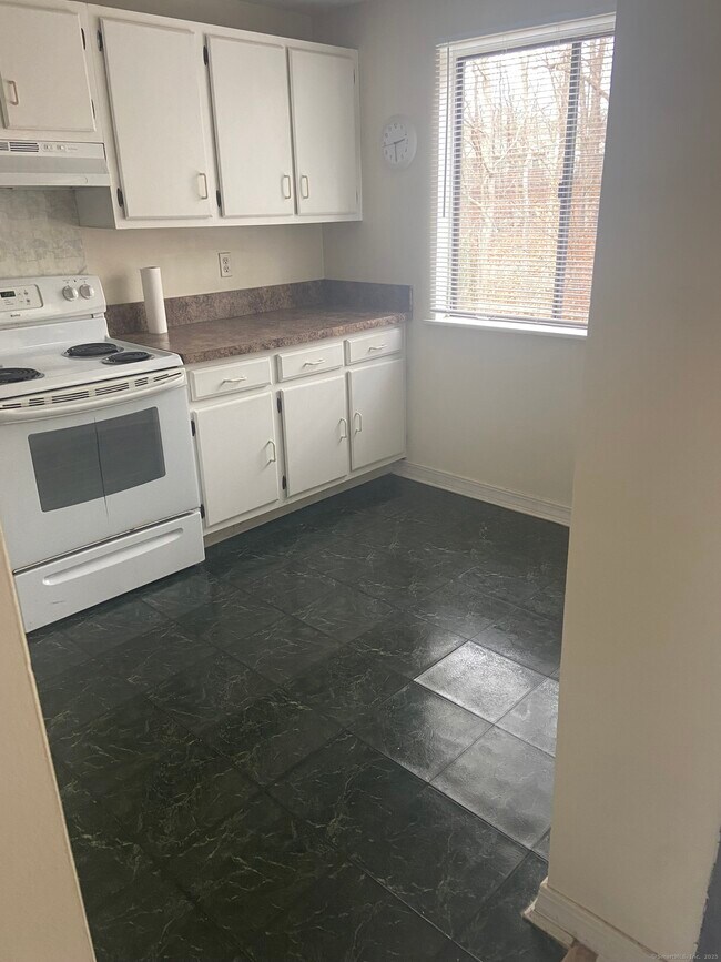 Building Photo - 7 Padanaram Rd