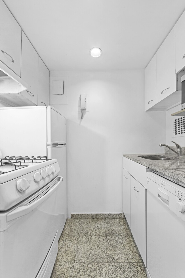 Building Photo - 210 E 47th St