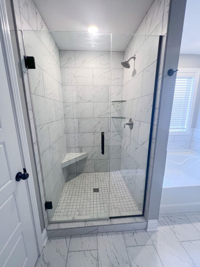 Building Photo - 5 Bedroom 2 1/2 Bathroom Home