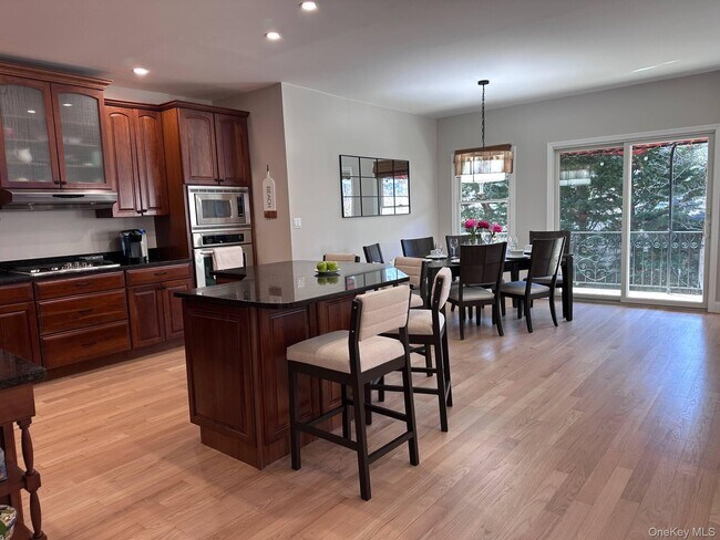 Building Photo - 322 E Beech St