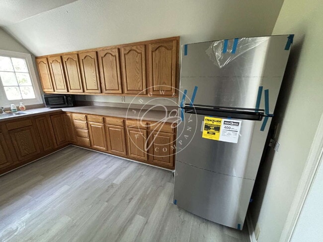 Building Photo - 1/2 off deposit with approved application! Bright & Updated 2-Bedroom Upper | Private Entry | Wat...