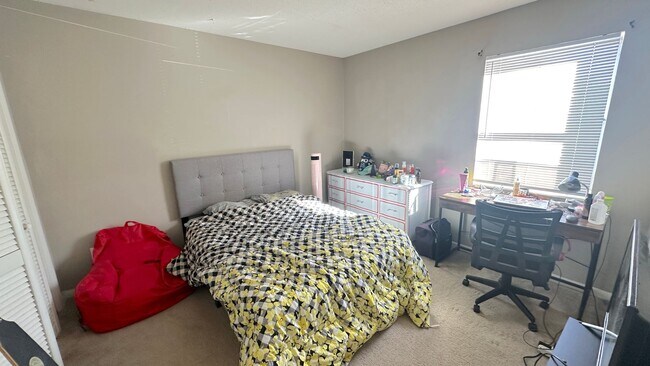 Building Photo - WALKABLE 2/1 TWN w/ & Washer/Dryer! Close ...