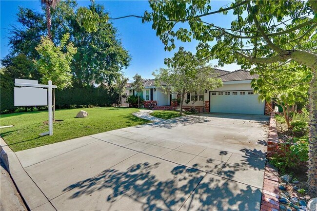 Building Photo - 320 S Old Ranch Rd