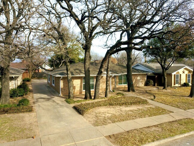 Building Photo - Beautifully remodeled 4 bedroom, 3 Bath