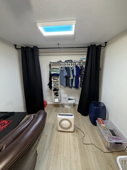 Building Photo - 2914 Sunset Dr W