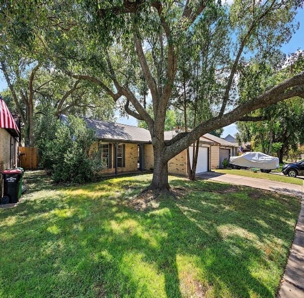 Building Photo - 22307 Red River Dr
