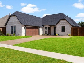 Building Photo - 8101 Oak Hollow Dr