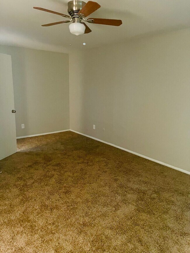 Building Photo - Beautiful recently Renovated 2 Bedroom 1.5...