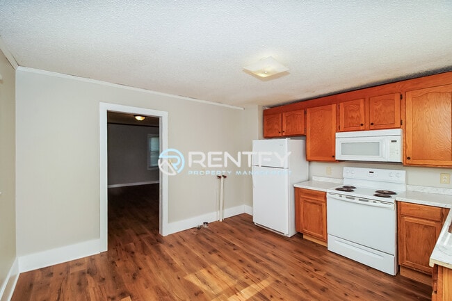 Building Photo - 2104 E Greenbriar Rd