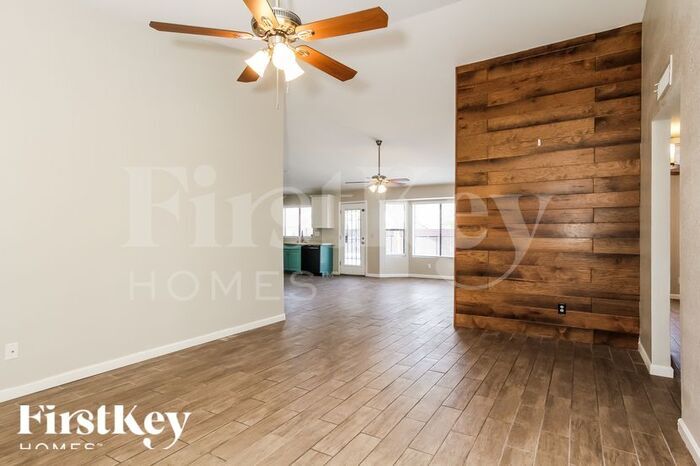 Building Photo - 4237 W Grovers Ave