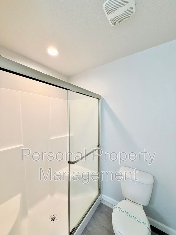 Building Photo - 5840 NE 56th Pl