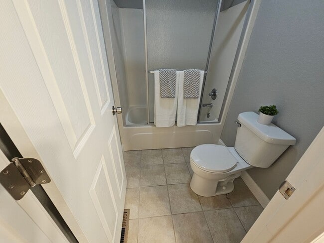 Building Photo - 1416 Maple Ln