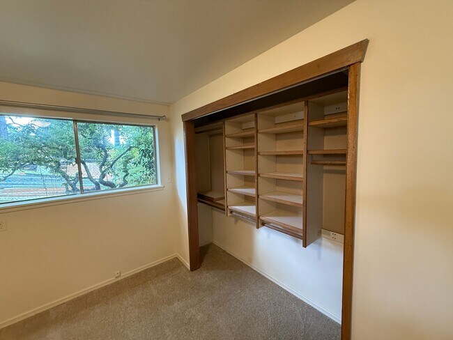 Building Photo - Lovely and Warm Home in Edmonds Available Now