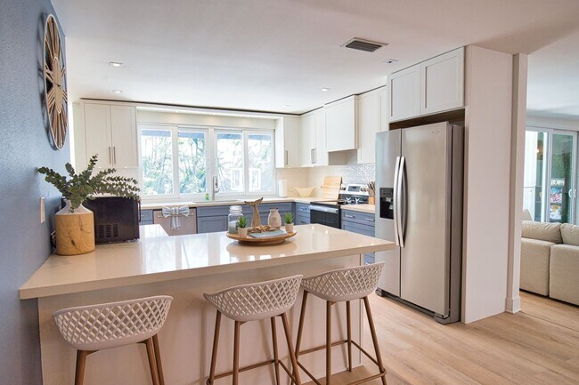 Building Photo - Seasonal Venice Island Pool Home half block from Golden Beach deeded access to the Gulf!