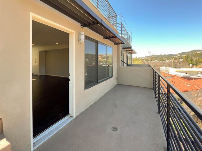 Building Photo - Luxury Townhome Centrally Located in Silver Lake! OPEN HOUSE JUNE 6TH, 2026 from 1:30 PM to 2:30 PM