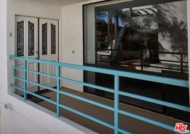 Building Photo - 2552 Navarra Dr