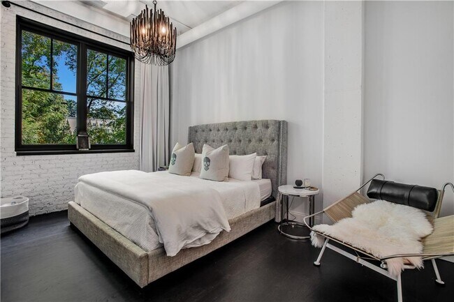 Building Photo - 3235 Roswell Rd NE