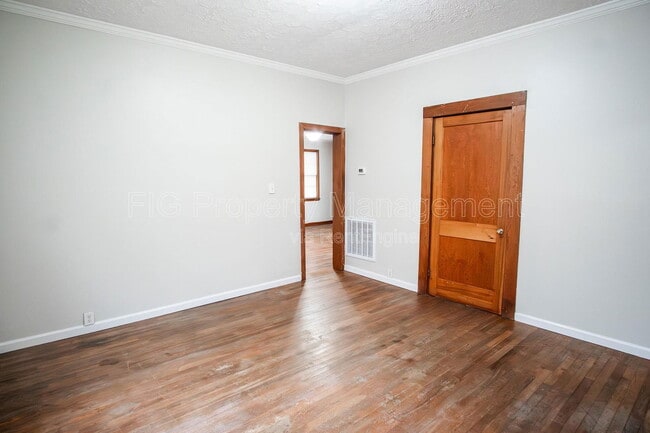 Building Photo - 521 N Chamberlain Ave