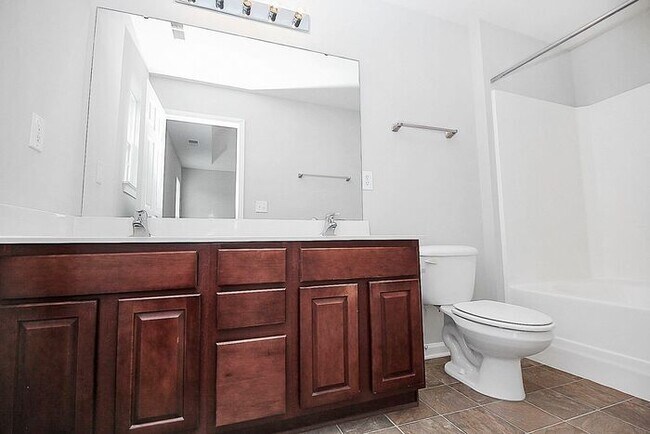 Building Photo - 2BD/2.5BA End Unit Townhome in Blakeney Greens!