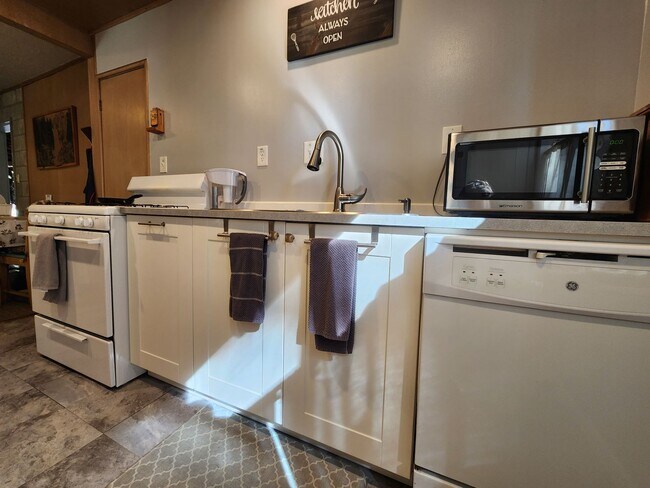 Building Photo - SKI LEASE: Close to Bus Line, Full Kitchen, 2 Living Areas