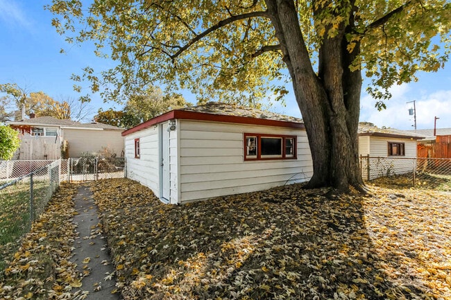 Building Photo - 10115 S California Ave