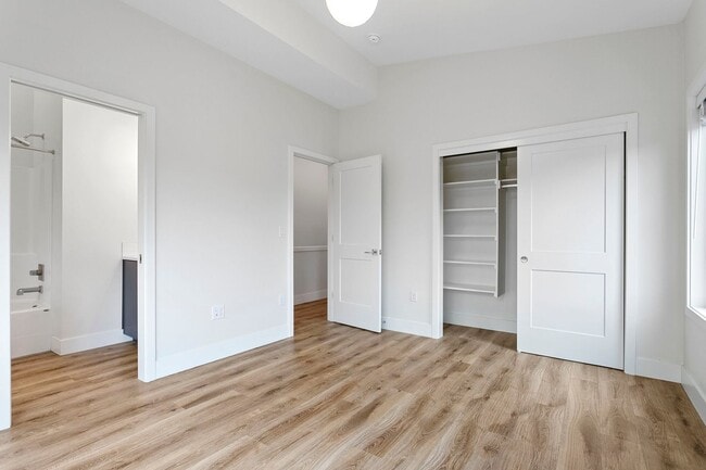 Building Photo - 4 bed/3.5 Bath Townhouse in Richmond Neighborhood, SE Portland