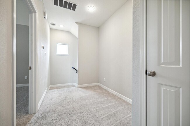 Building Photo - 430 N Live Oak St