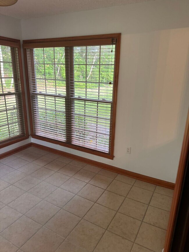 Building Photo - 1175 Pebble Dr