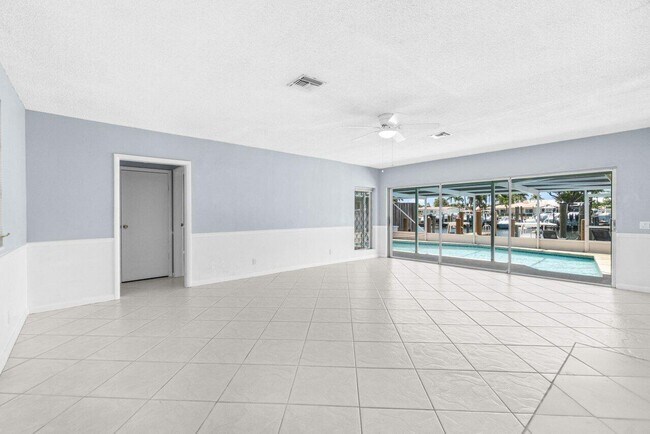Building Photo - 718 Shore Dr