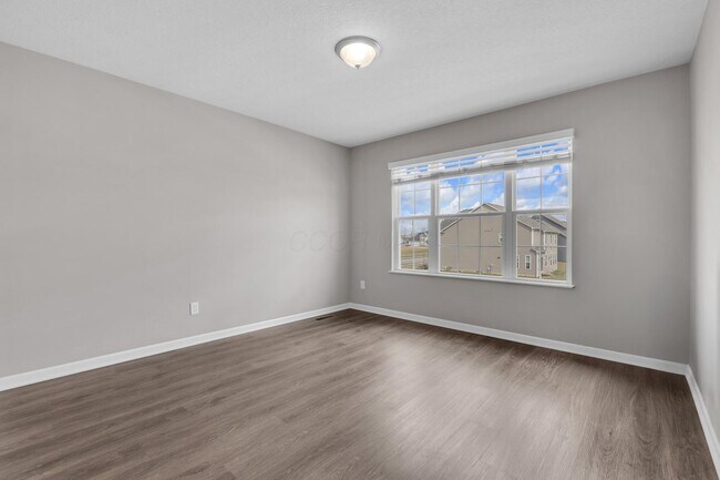 Building Photo - 2390 Glenvale Dr
