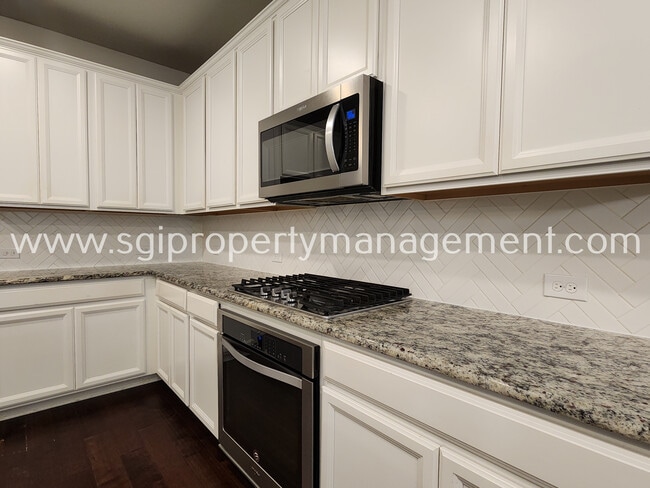 Building Photo - 2024 Miramar Dr